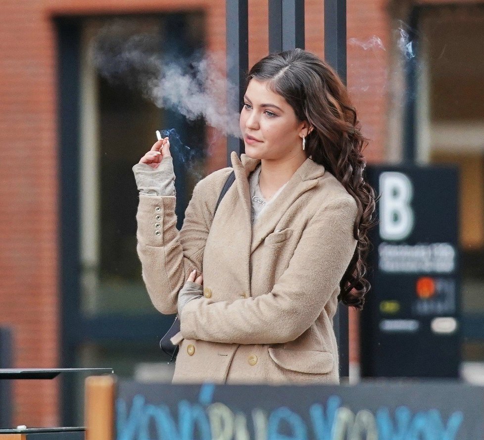 Celeste Buckingham si ráda dopřeje cigaretku.