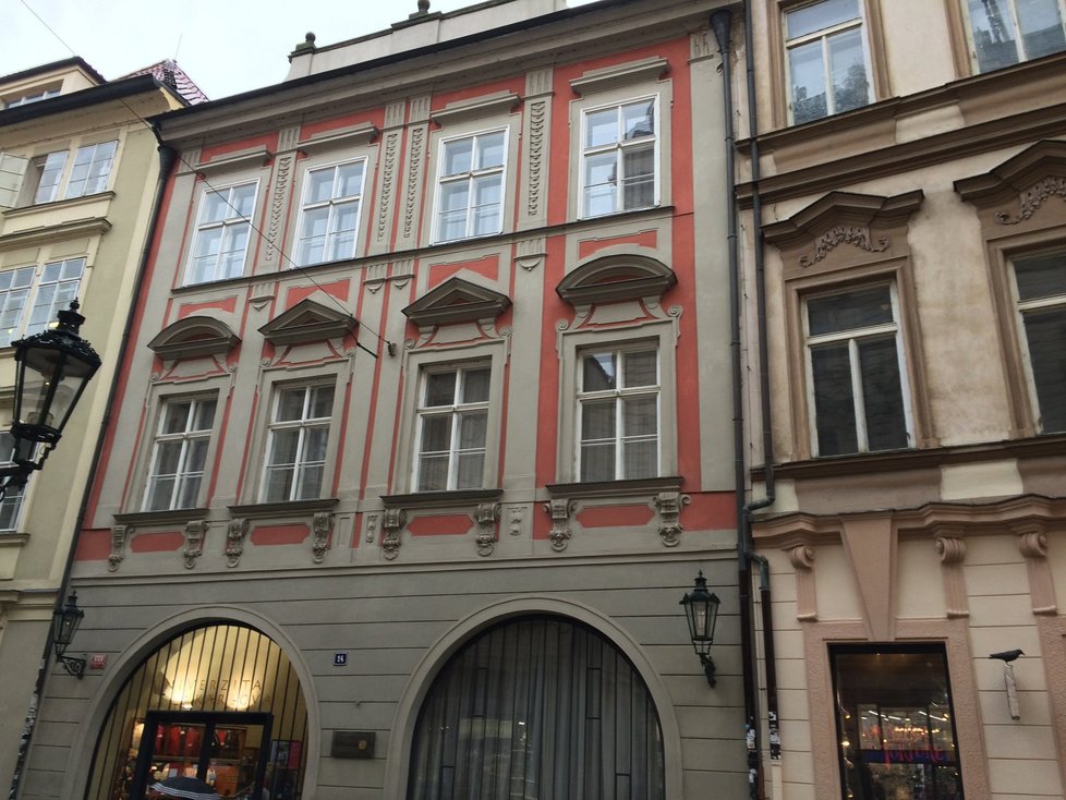 Budova, kde se Klapačková pošta nacházela, dnes patří Univerzitě Karlově.