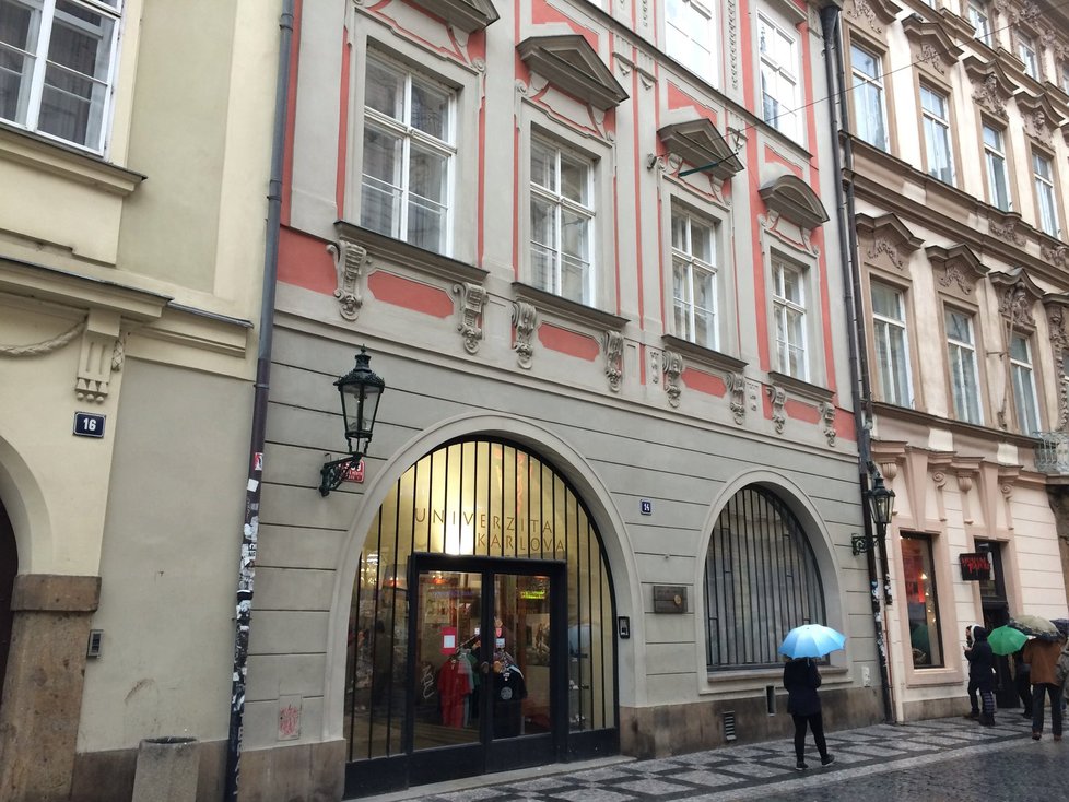 Budova, kde se Klapačková pošta nacházela, dnes patří Univerzitě Karlově.