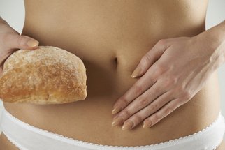 Vše o celiakii: Jak se liší od alergie na lepek, příznaky, léčba a jak moc vadí dietní chyby?