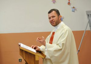 Katolický farář Lukáš Engelmann (43), který se lidem přiznal, že má ženu a dítě.