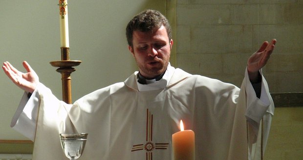 Katolický farář Lukáš Engelmann (43), který se lidem přiznal, že má ženu a dítě.