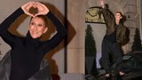 Bolavá, ale šťastná! Céline Dion to rozjela na kapotě auta