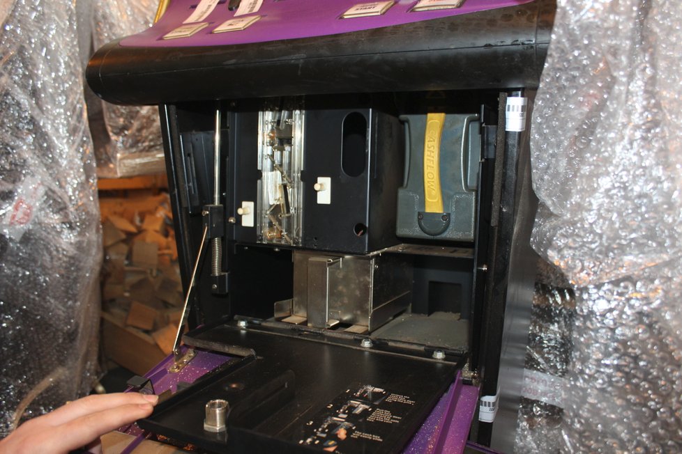 Celníci během dvou lednových kontrol zajistili 14 nelegálních herních automatů. (2019)