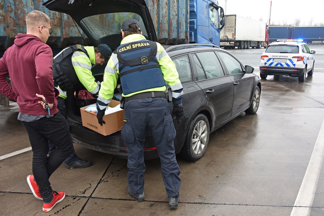 Celní správa může nahlédnout i do zavazadlového prostoru, například při podezření na nadlimitní dovoz pohonných hmot z ciziny