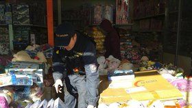 Policie a inspekce vtrhly na tržnici v Hatích. Zabavují padělky oblečení i kabelek