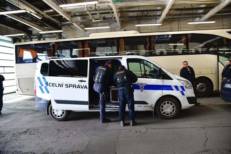 6. březen 2019: Pracovníci Celní správy České republiky odhalili v Praze autobus jedoucí z Ukrajiny, který převážel 50 kartonů neokolkovaných cigaret.