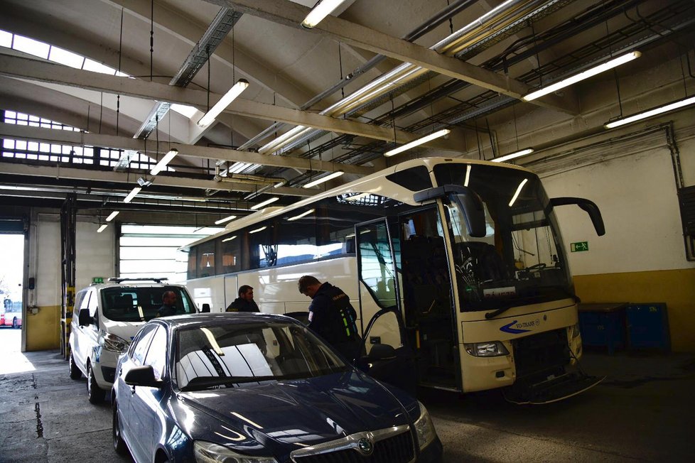 6. březen 2019: Pracovníci Celní správy České republiky odhalili v Praze autobus jedoucí z Ukrajiny, který převážel 50 kartonů neokolkovaných cigaret.