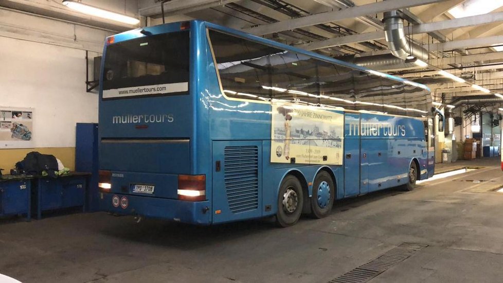 Pražští celníci odhalili v ukrajinském autobusu přibližně 100 neokolkovaných kartonů cigaret.