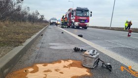 Při středeční večerní srážce dvou osobáků u Žabčic na Brněnsku zemřela jedna osoba, tři se zranily těžce.