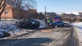 Při čelní srážce škodovky a mercedesu u Nesovic na Vyškovsku se zranilo šest cestujících.