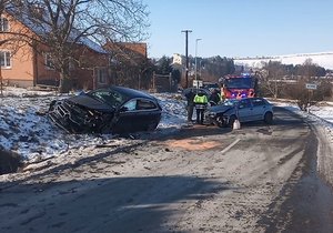 Při čelní srážce škodovky a mercedesu u Nesovic na Vyškovsku se zranilo šest cestujících.