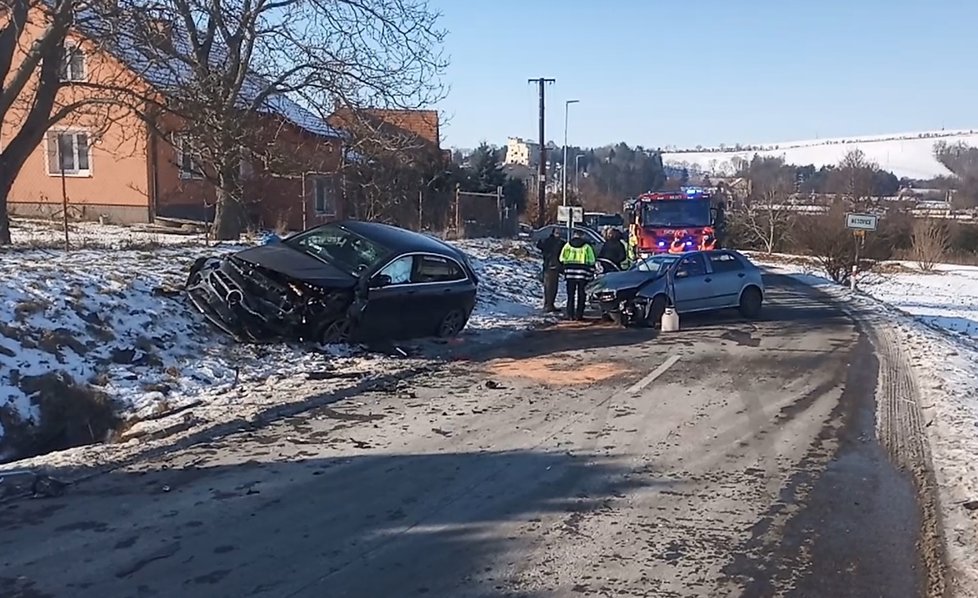 Při čelní srážce škodovky a mercedesu u Nesovic na Vyškovsku se zranilo šest cestujících.