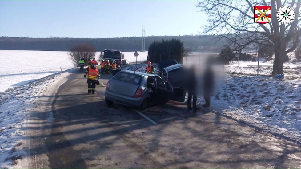 Při čelní srážce škodovky a mercedesu u Nesovic na Vyškovsku se zranilo šest cestujících.