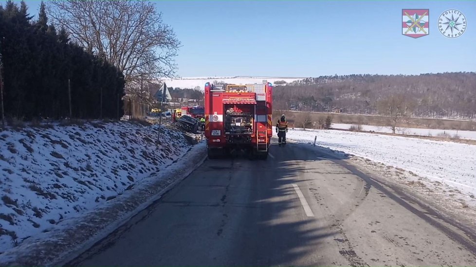 Při čelní srážce škodovky a mercedesu u Nesovic na Vyškovsku se zranilo šest cestujících.