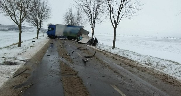 Hasiči z Moravského Krumlova spěchali k jiné nehodě, nakonec vyprošťovali zraněnou řidičku u Hostěradic.