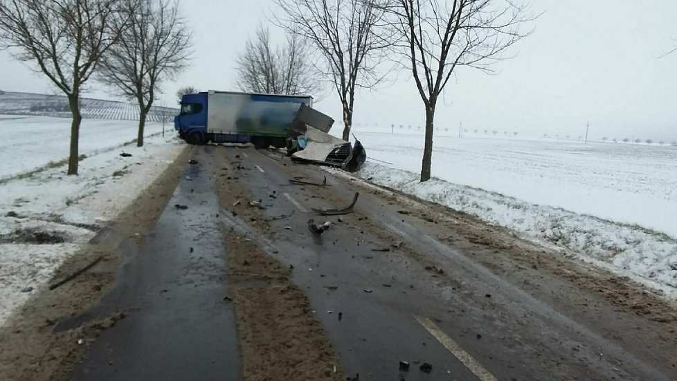 Hasiči z Moravského Krumlova spěchali k jiné nehodě, nakonec vyprošťovali zraněnou řidičku u Hostěradic.