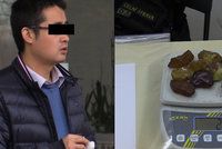 Celníci ve vlaku odhalili pašeráka: Číňan v kufru vezl asi 10 kilo jantaru za milion