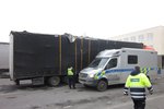 Polský šofér jel se zbožím až z Turecka. Vůbec mu nevadilo, že jeho kamion je v katastrofálním stavu.