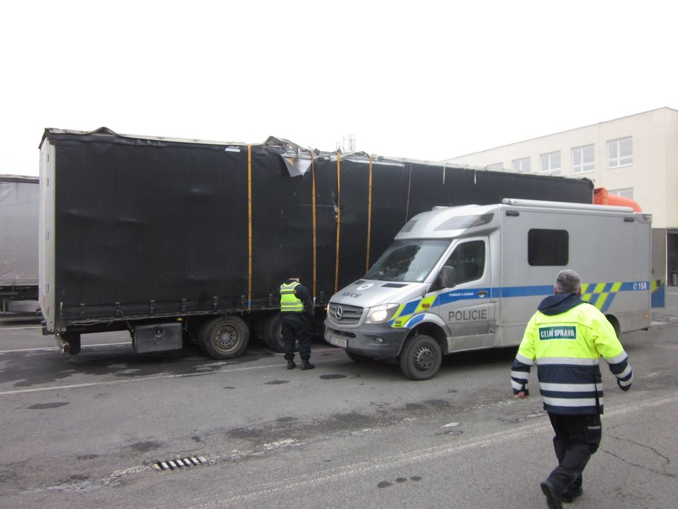 Polský šofér jel se zbožím až z Turecka. Vůbec mu nevadilo, že jeho kamion je v katastrofálním stavu.