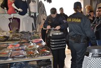 Trhovec v Sapě utíkal před celníky: V obchodě měl tisíce padělků