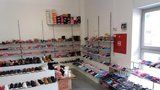 Zátah celníků v tržnici v Malešicích: Zabavili 11 tisíc párů bot