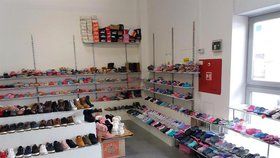 Zátah celníků v tržnici v Malešicích: Zabavili 11 tisíc párů bot