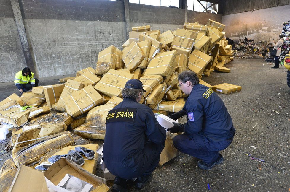 Celníci rozdrtili téměř 15 000 párů padělaných bot. Zabavili je loni v tržnici Sapa.