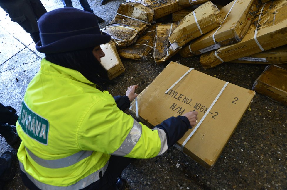 Celníci rozdrtili téměř 15 000 párů padělaných bot. Zabavili je loni v tržnici Sapa.