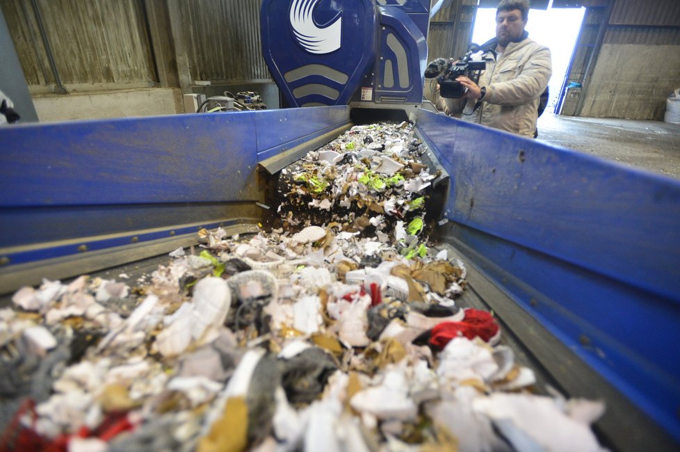 Celníci rozdrtili téměř 15 000 párů padělaných bot. Zabavili je loni v tržnici Sapa.