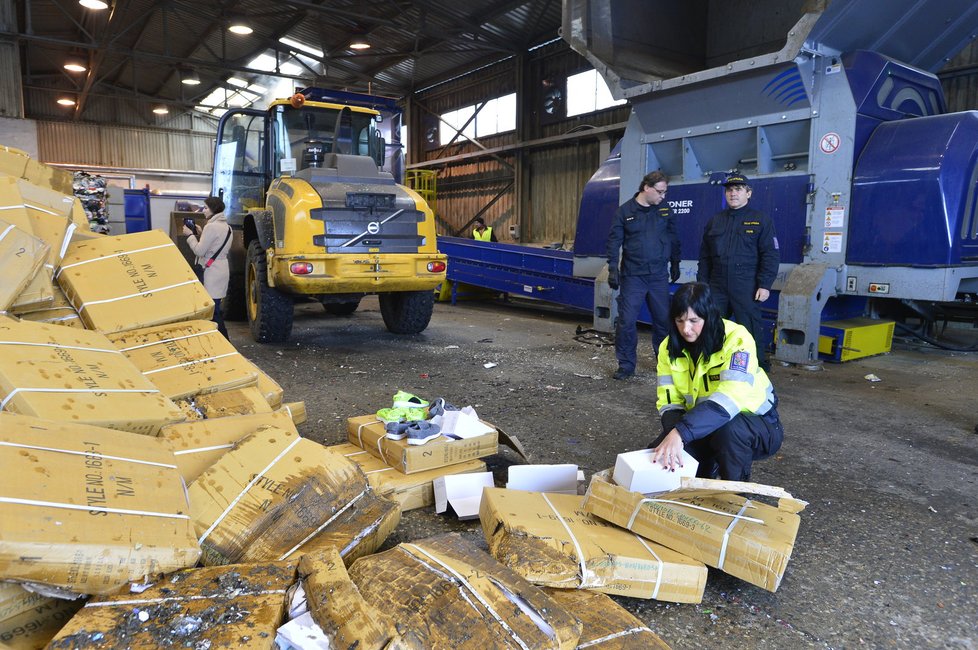 Celníci rozdrtili téměř 15 000 párů padělaných bot. Zabavili je loni v tržnici Sapa.