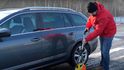 Zimní guma zabrzdí o 2,7 m dříve než celoroční. Zimní guma zabrzdí o 2,7 m dříve než celoroční.