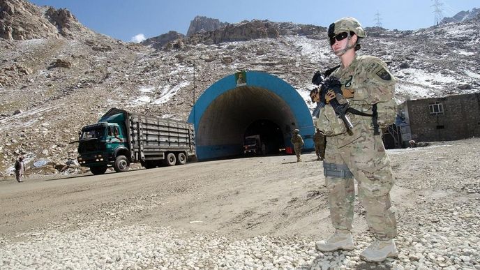Celou Salang Highway hlídají americká a afghánská armáda