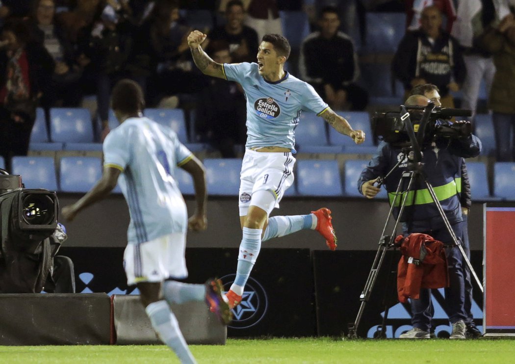 Záložník Celty Vigo Pablo Hernández využil obrovské chyby brankáře Barcelony Ter Stegena a dal gól