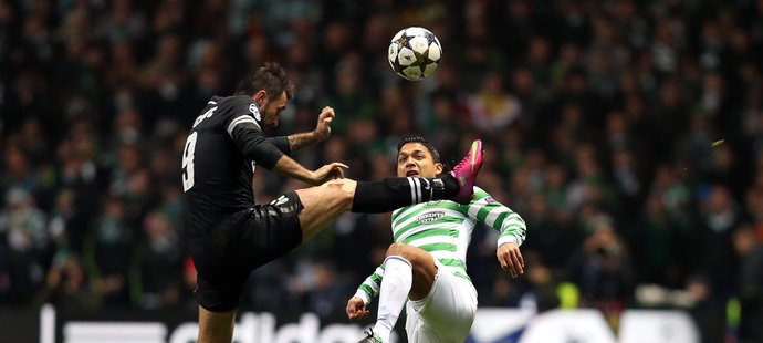 Kung-fu v podání Mirka Vučiniče z Juventusu. Emilio Izaguirre měl štěstí, že otisk Vučiničovy kopačky teď nemá na svém těle.