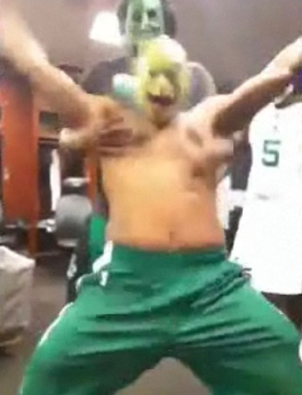 Dovádění basketbalistů Celtics přímo v kabině. Dovádění basketbalistů Celtics přímo v kabině.