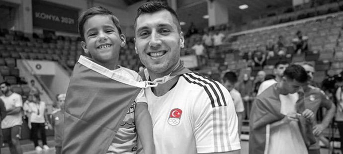 Turecký reprezentant Cemal Kütahya se synem