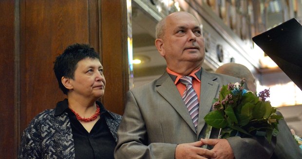 Pan Karel s Džamilou Stehlíkovou, která mu předala cenu.
