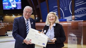 Vítěze ceny 9. října ve Štrasburku vyhlásil předseda Parlamentního shromáždění Rady Evropy Roger Gale (vlevo). Za Arslana, který je ve vazbě, cenu převzala Simone Gaboriauová (vpravo) ze sdružení MEDEL (Evropští soudci pro demokracii a svobodu).