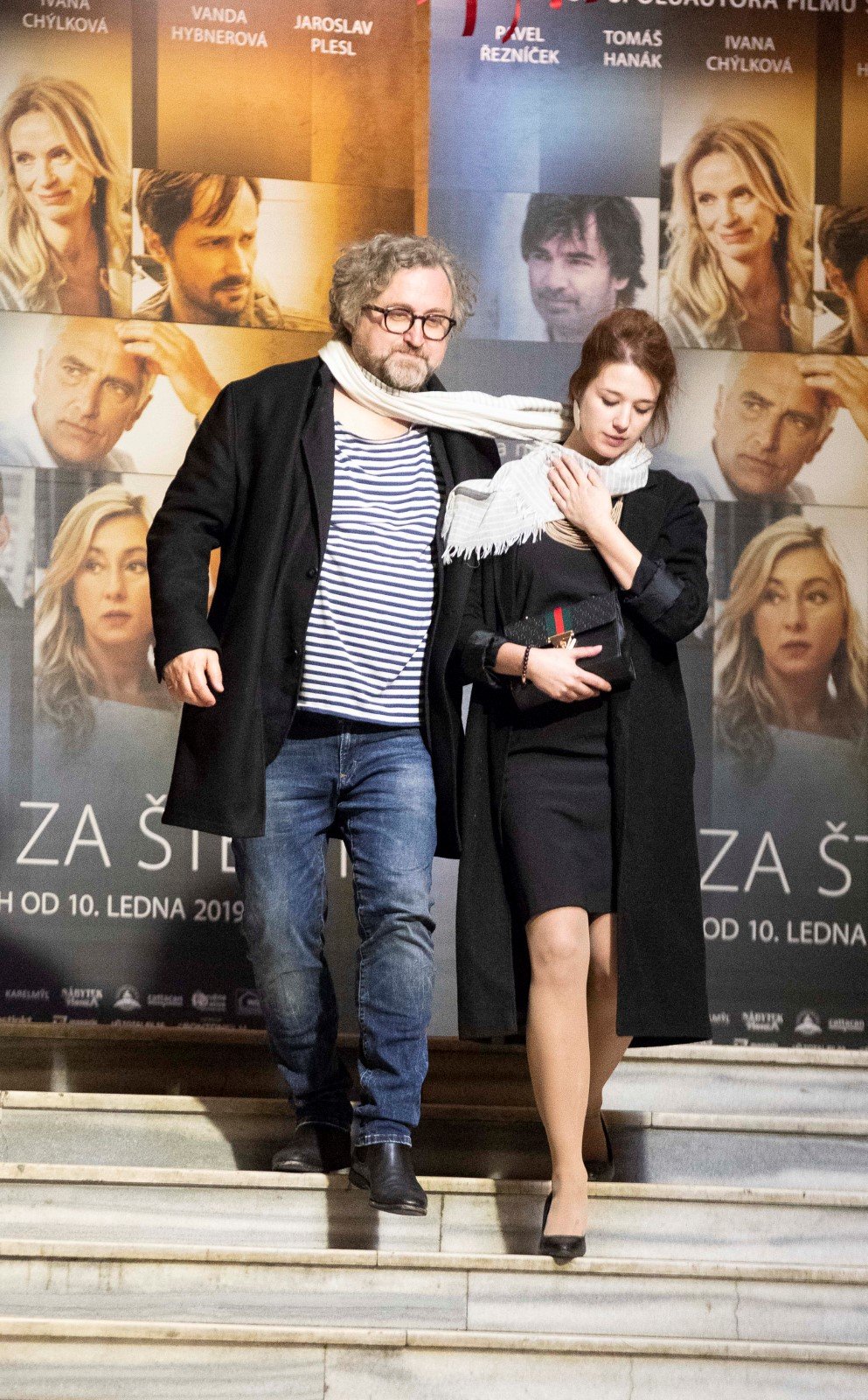 Premiéra filmu Cena za štěstí: Jan Hřebejk s mladou herečkou se do sebe zamotali šálami