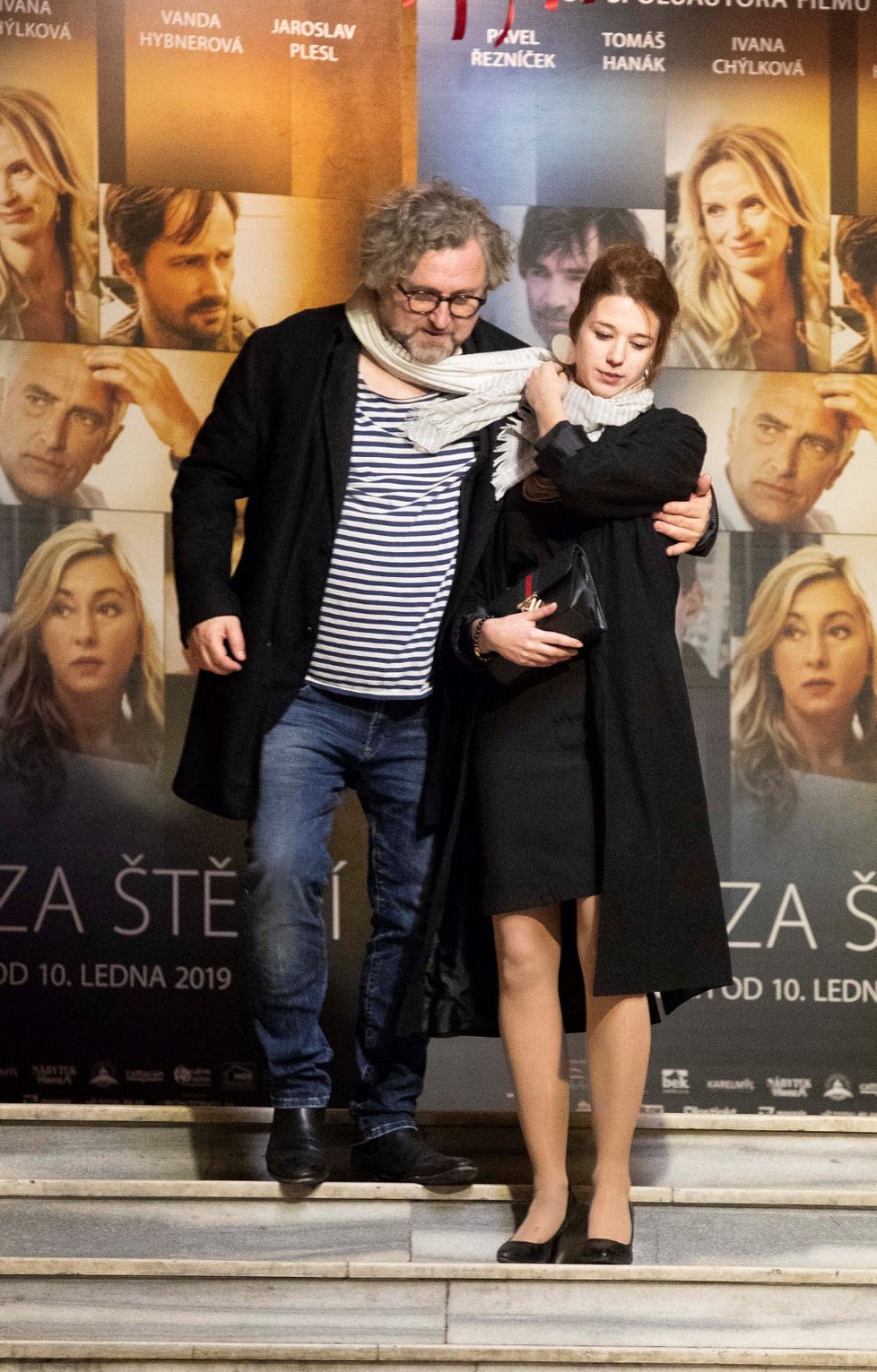 Premiéra filmu Cena za štěstí: Jan Hřebejk s mladou herečkou se do sebe zamotali šálami