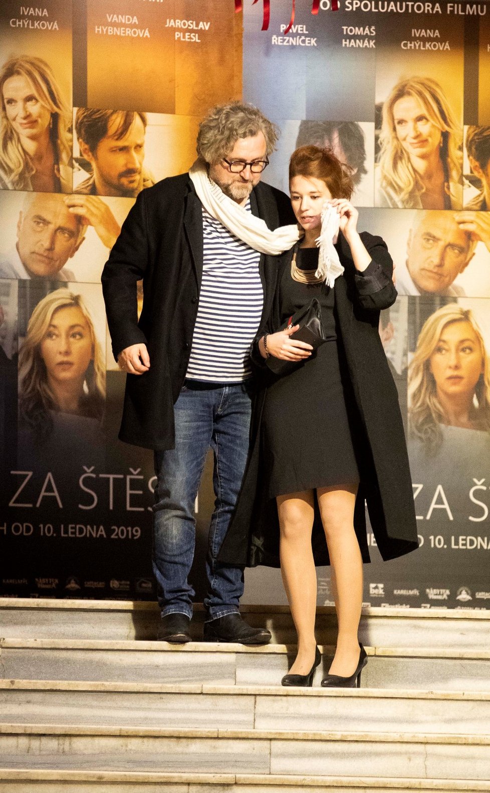 Premiéra filmu Cena za štěstí: Jan Hřebejk s mladou herečkou se do sebe zamotali šálami