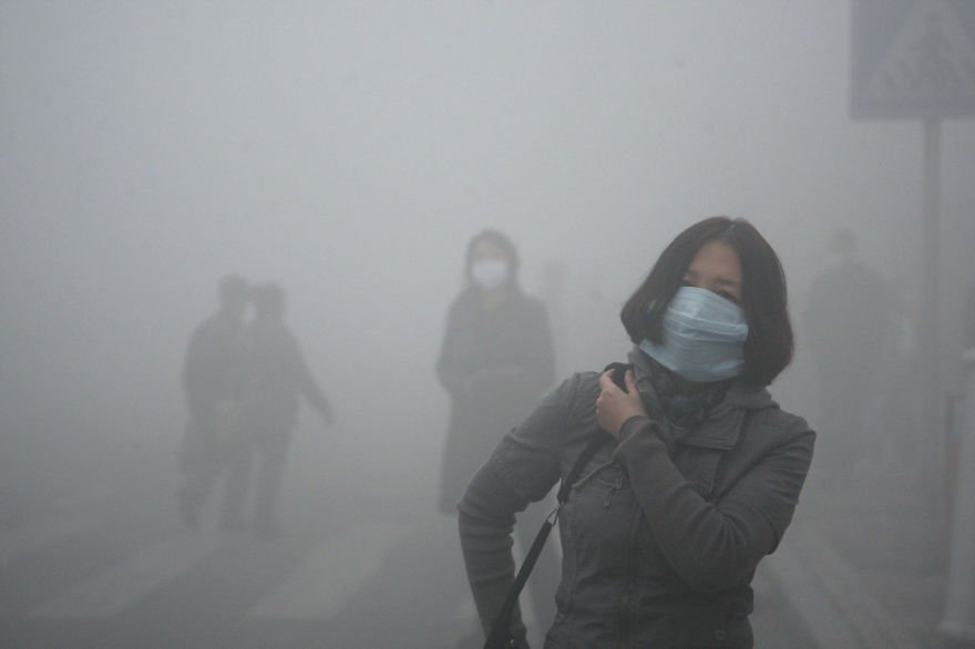 Každodenní realita v Pekingu - kvůli smogu zde všichni nosí roušky.