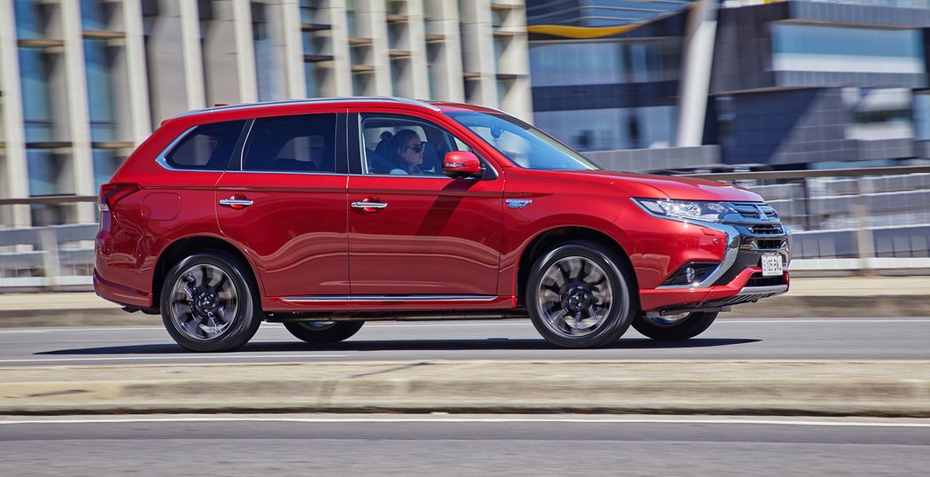 Outlander: 2.0 MIVEC/110 kW, 2.0 MIVEC PHEV/149 kW, 2.2 DI-D/110 kW, 2.2 DI-D/132 kW, od 583 533 Kč