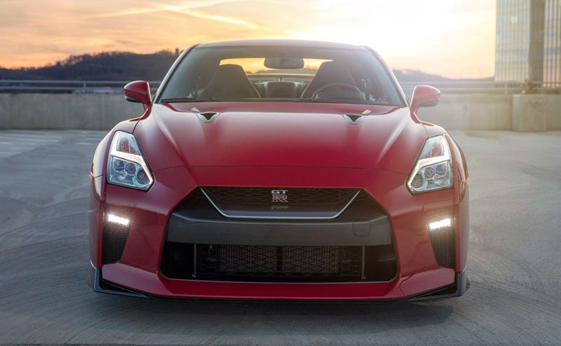 GT-R: 3.8 V6/419 kW, 3.8 V6/441 kW, od 2 100 610 Kč