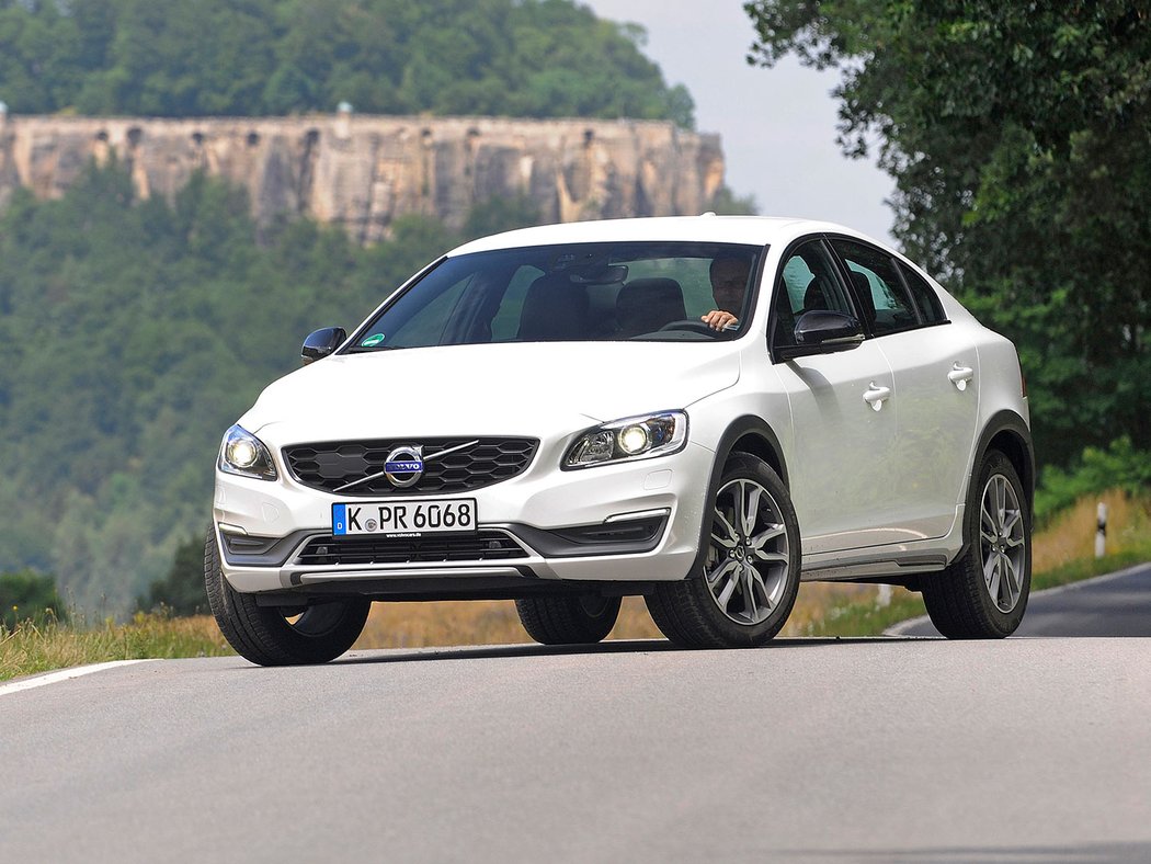 S60/V60: T6/225 kW, D4/140 kW, od 829 895 Kč