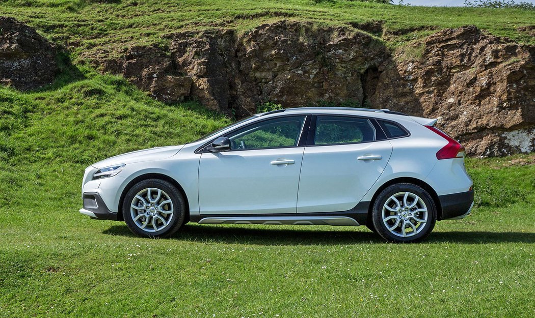 V40 Cross Country: T4/140 kW, T5/180 kW, od 619 360 Kč