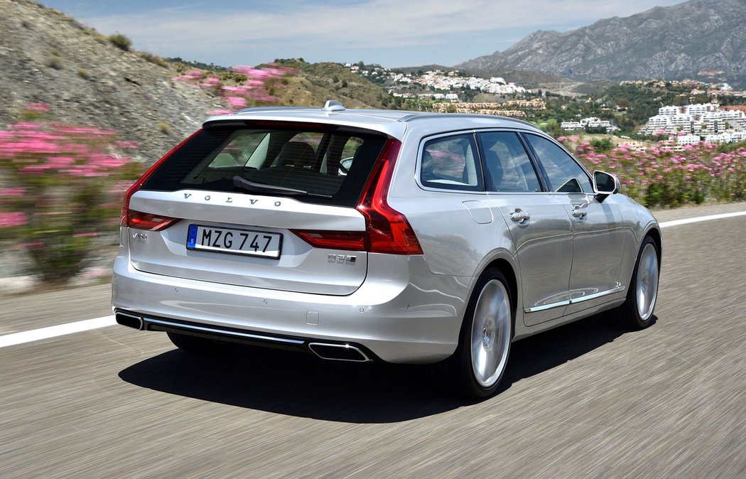 S90/V90: T6/236 kW, T8 Twin Engine/299 kW, D3/110 kW, D4/140 kW, D5/173 kW, od 1 015 940 Kč