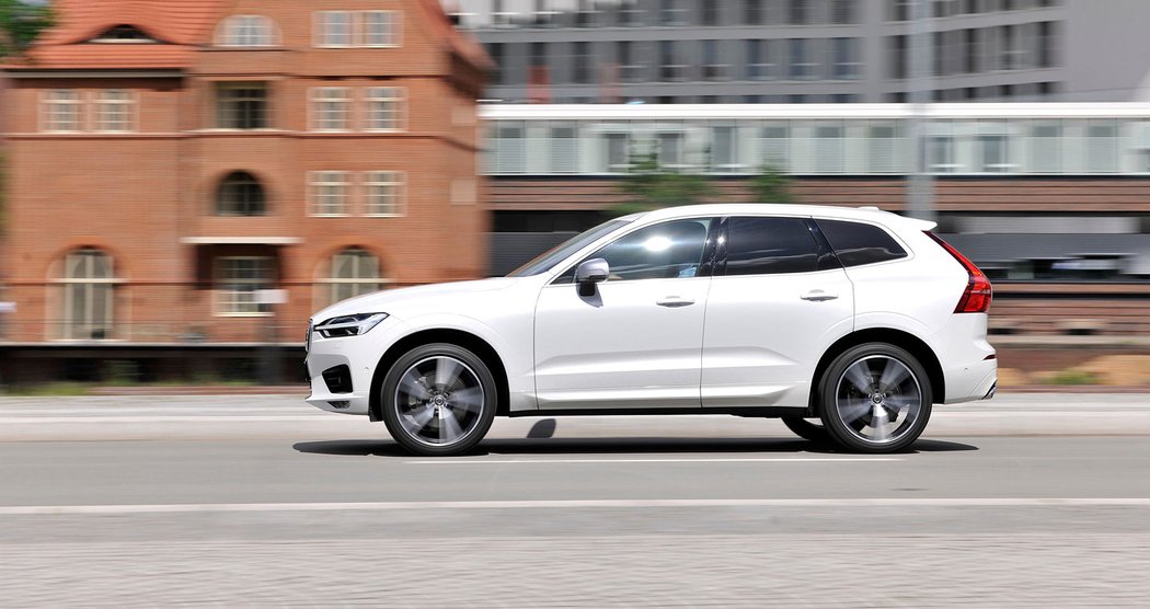 XC60: T5/187 kW, T6/236 kW, T8 Twin Engine/299 kW, D4/140 kW, D5/173 kW, od 924 221 Kč