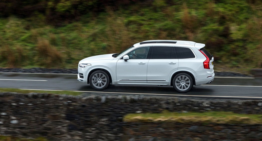 XC90: T5/187 kW, T6/236 kW, T8 Twin Engine/299 kW, D5/173 kW, od 1 275 771 Kč